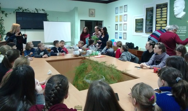 Магістранти проводять майстер-клас з виготволення новорічно-різдвяних прикрас